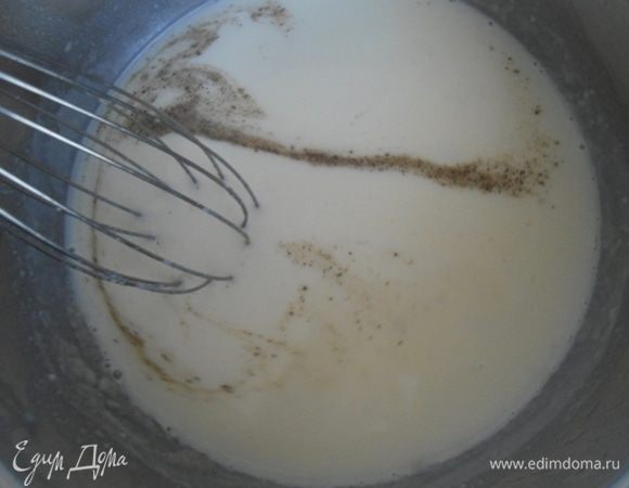 Продолжая помешивать, влить молоко частями. Холодное или подогретое молоко, значения не имеет. Я делаю и так и так, всегда получается, главное — все время работать активно венчиком, чтобы не было комочков. Посолить, поперчить.