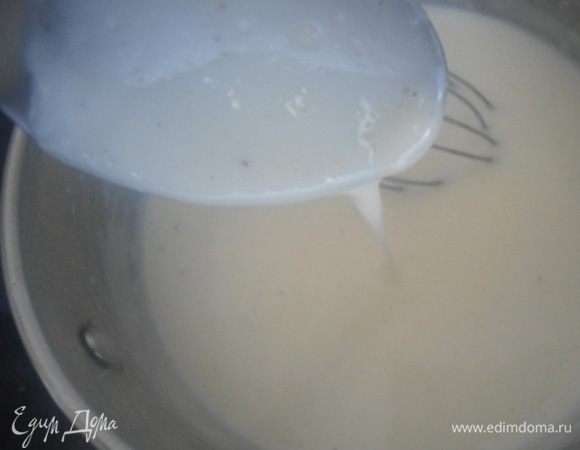 Варить соус до загустения примерно 3 минуты. Отставить в сторону, он еще немного загустеет. Если появились комочки, просто протрите через сито.