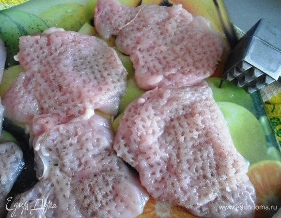 Куриное филе отбить, посолить, поперчить по вкусу.