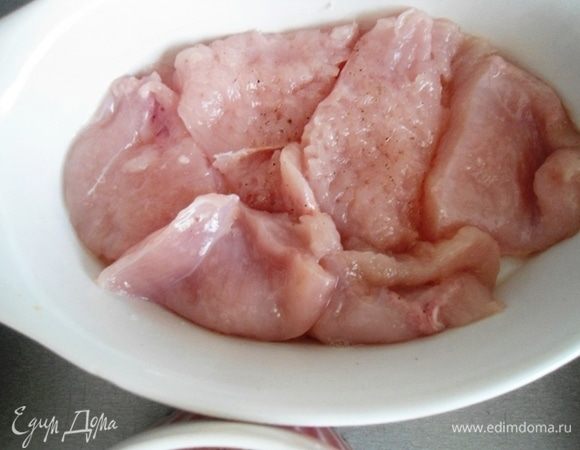 На дно смазанной маслом формы или формочек разложить курочку.