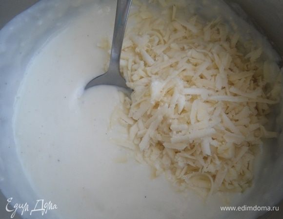Смешать бешамель с половиной тертого сыра.