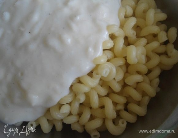 Отваренные заранее макароны смешать с сырным соусом.