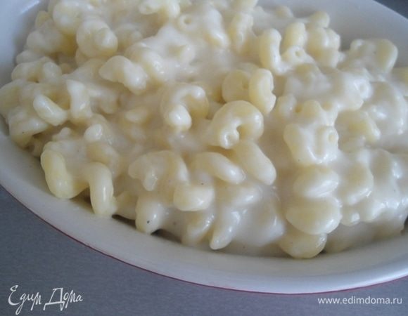 Распределить макароны поверх курочки.