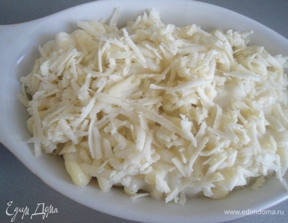Сверху присыпать оставшимся сыром.