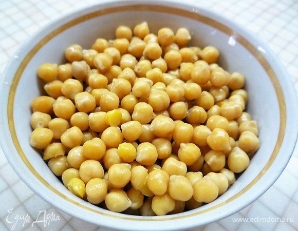 Нут промываем и замачиваем в подсоленной воде на 12 часов (я оставила на ночь). Затем отвариваем в течение 1 часа. Можно взять консервированный нут, но сваренный собственноручно нут вкуснее, и суп с ним более насыщенный.