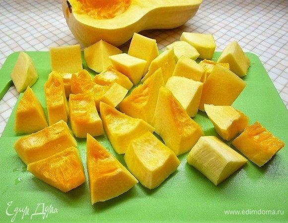 Тыкву очищаем и нарезаем небольшими кусочками.