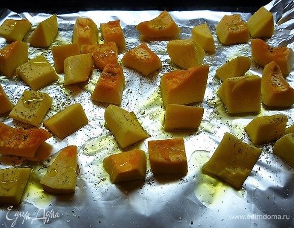 Укладываем тыкву на фольгу, посыпаем специями, солим, поливаем оливковым маслом и запекаем в заранее разогретой духовке при температуре 180°С 30 минут.