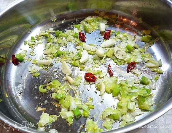 Добавляем в сковороду чеснок, розмарин, кто любит поострее, добавляем кусочки перца чили. Перемешиваем и жарим еще 3 минуты.