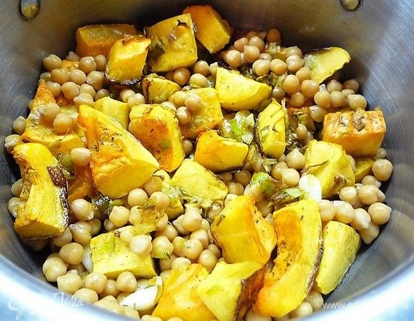 В кастрюлю кладем запеченную тыкву, лук-порей с чесноком и нут. Немножко нута оставляем для украшения. 