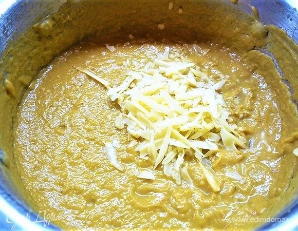 Затем суп пюрируем блендером до желаемой консистенции, добавляем натертый на мелкой терке пармезан, перемешиваем, чтобы сыр расплавился.
Креветки отвариваем в подсоленной воде или обжариваем на сковороде в небольшом количестве оливкового масла.