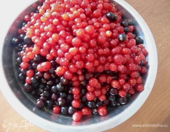 Смородину перебрать, промыть холодной водой и дать воде стечь.