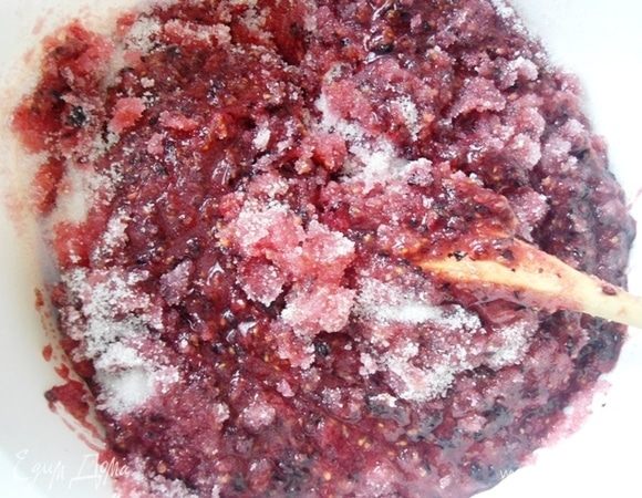 Перекрутить ягоду на мясорубке, засыпать сахаром и перемешать. Мерный стакан у меня 200 граммов, сахару насыпала с горкой.