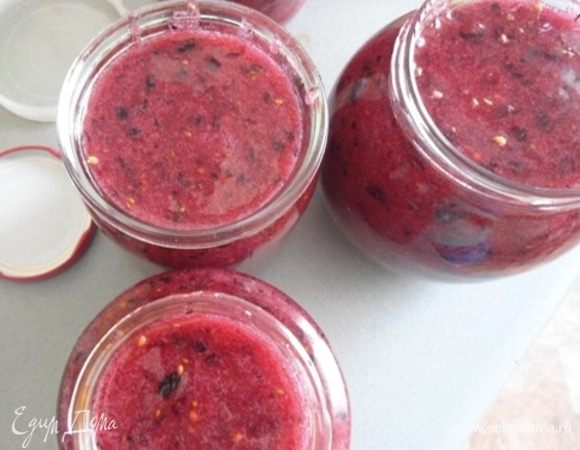 Я перемешивала каждый раз, когда заходила на кухню. Ушло 3 часа на полное растворение сахара.
Банки вымыть и высушить! Крышки тоже должны быть чистые и сухие. Разложить варенье по банкам и хранить в прохладном месте (в погребе или холодильнике).