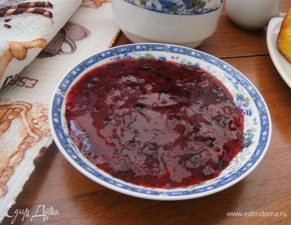 После настаивания в холоде варенье становится еще гуще и темнее.