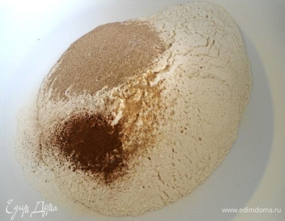 Просеять муку в большую миску, добавить дрожжи, соль, корицу и имбирь.