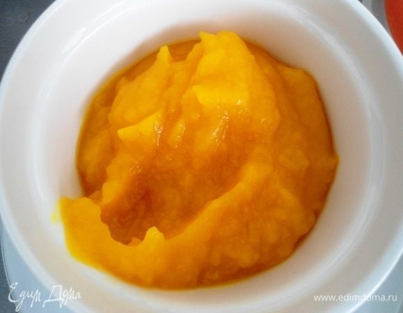 Тыквенное пюре я делаю так: отвариваю тыкву в небольшом количестве воды до мягкости, сливаю воду и делаю пюре блендером (или запечь в духовке и пюрировать). Нам нужно 200 грамм пюре.