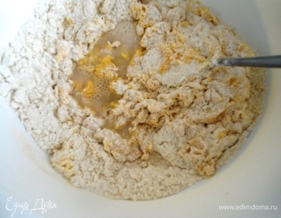 Ввести яичную массу в мучную, перемешать. Постепенно добавить теплую воду, замешивая тесто (может уйти больше или меньше воды, смотрите по тесту). Месить 5 минут.