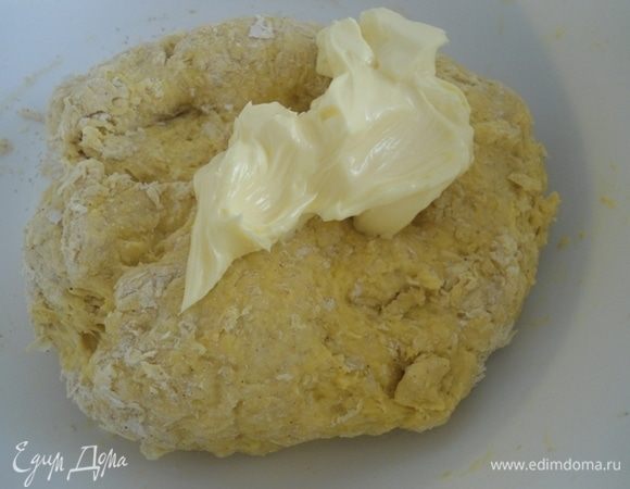 Размягченное сливочное масло добавить в тесто в самом конце и вымесить еще 5 минут.