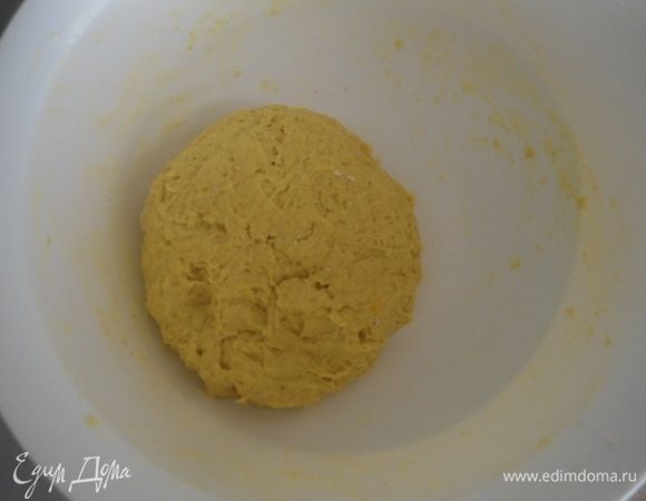 В теплое место без сквозняков поставить тесто под пленку или крышку на 1 час.