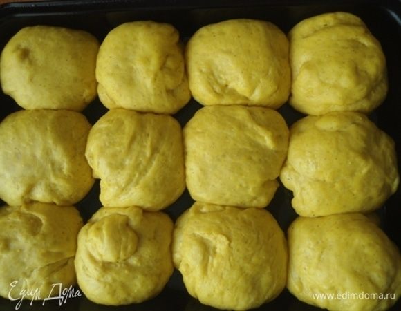 Расстоявшиеся булочки поставить выпекать в разогретую до 180°С духовку. Ориентируйтесь по своей духовке, если у вас сильно жарит верх, убавьте до 160°С. Пекутся булочки 20 минут.