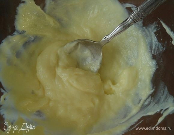 Пока булочки пекутся смешать в миске размягченное масло и мед.