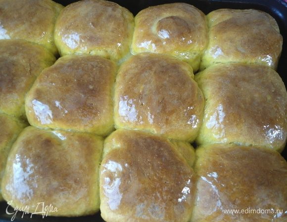 Горячие булочки щедро смазать медовым маслом. Вот какие блестящие!