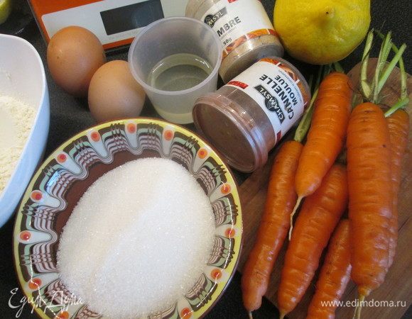 Взвешиваем все сыпучие ингредиенты: муку, сахар, а также растительное масло.