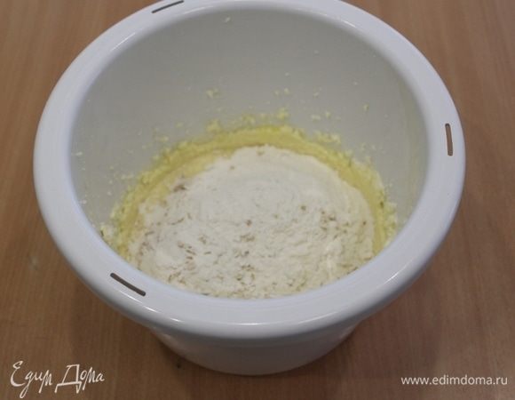 Добавить мучную смесь.