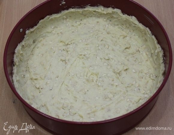 Получившееся густое тесто выложите в подготовленную форму диаметром 24 см, распределите ложкой, сформировав небольшие бортики.