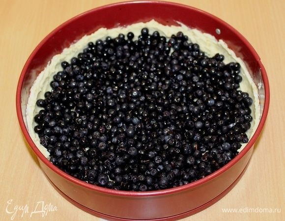 Выложить чернику.