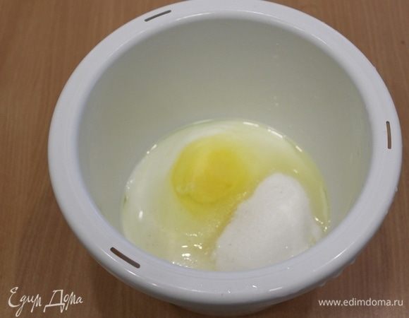 Взбить йогурт с сахаром и яйцом.