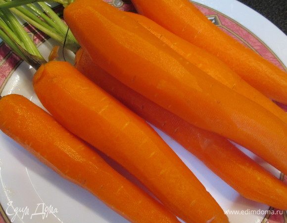 Моем морковь и очищаем ее.