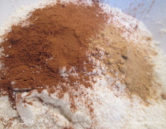 Соединяем муку, корицу, имбирь, разрыхлитель.