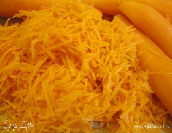 Морковь натираем на мелкой терке.