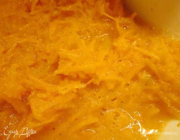 Соединяем яйца с растительным маслом и апельсиновым соком. Тщательно перемешиваем. 