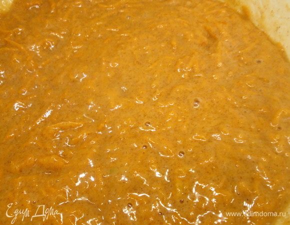 Вводим мучную смесь, снова перемешиваем.