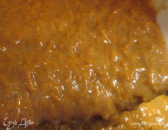 Форму для выпечки смазываем маслом (силиконовая форма не требует дополнительного смазывания маслом), выливаем тесто в форму. Выпекаем 40-45 минут при 190°С.