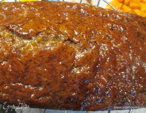 Готовый кекс немного остужаем в форме, затем перекладываем на решетку и смазываем сиропом. 