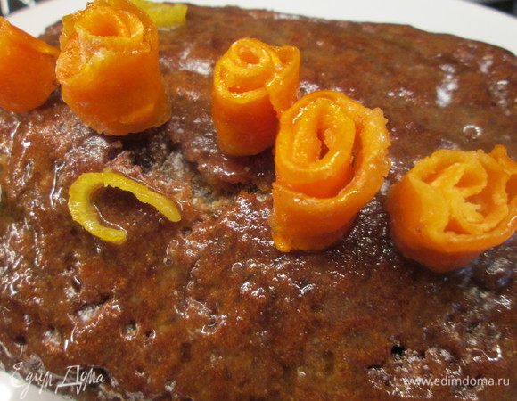 Украшаем морковными цукатами.