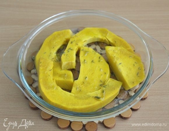 Тыкву порежьте на кусочки, посолите, поперчите, посыпьте тимьяном, сбрызните оливковым маслом и запеките в духовке при 170-180°С 25 минут.