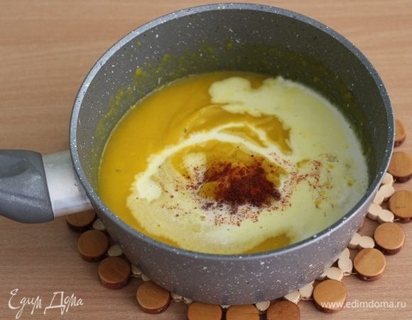 Запеченную тыкву измельчите вместе с бульоном. Добавьте паприку, соль, перец по вкусу. Еще раз пробейте блендером.