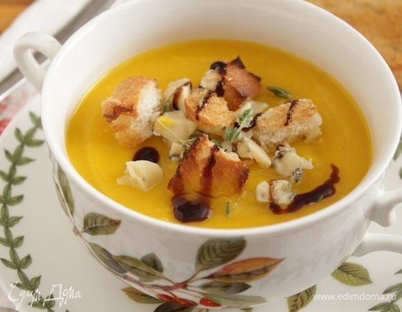 Посыпать крутонами, положить кусочки сыра, немного добавить бальзамического крема.