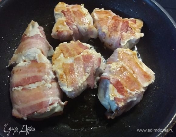 Духовку разогреть до 250°С. Сыр натереть на терке. На разогретом масле обжарить мясо до золотистого цвета и отложить в сторону. 