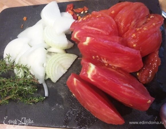 Лук очистить и нарезать полукольцами. Листики тимьяна снять с веточек. Летом рекомендую томаты в собственном соку заменить свежим сочным сезонным помидором. Если же такого нет, баночка собранных в сезон томатов — отличная альтернатива. 