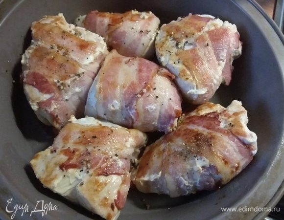 Мясо посолить с учетом солености бекона и поперчить. 