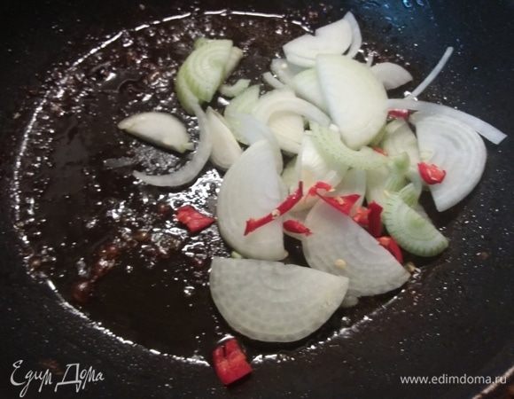 На этой же сковороде обжарить лук, по желанию добавить острый перчик чили. 