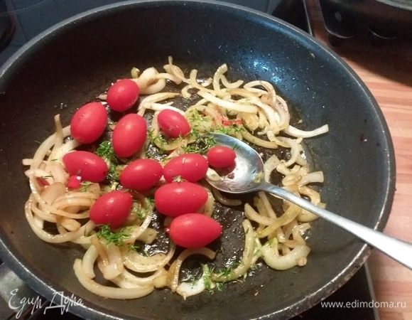 Через несколько минут добавить помидоры черри и тимьян. 