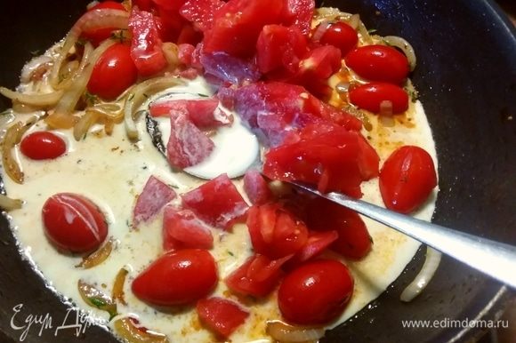 Добавить сливки, томаты в собственном соку или помидоры, очищенные от кожицы и нарезанные на кусочки. Довести до кипения, посолить и поперчить. Тушить несколько минут до загустения соуса.