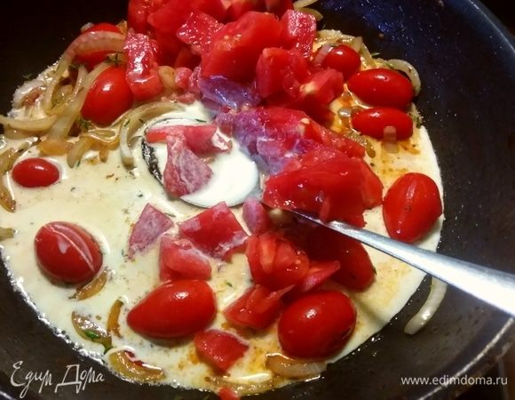 Добавить сливки, томаты в собственном соку или помидоры, очищенные от кожицы и нарезанные на кусочки. Довести до кипения, посолить и поперчить. Тушить несколько минут до загустения соуса. 