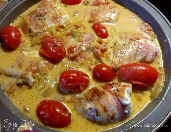 Соус перелить в форму для запекания, выложить кусочки курицы.